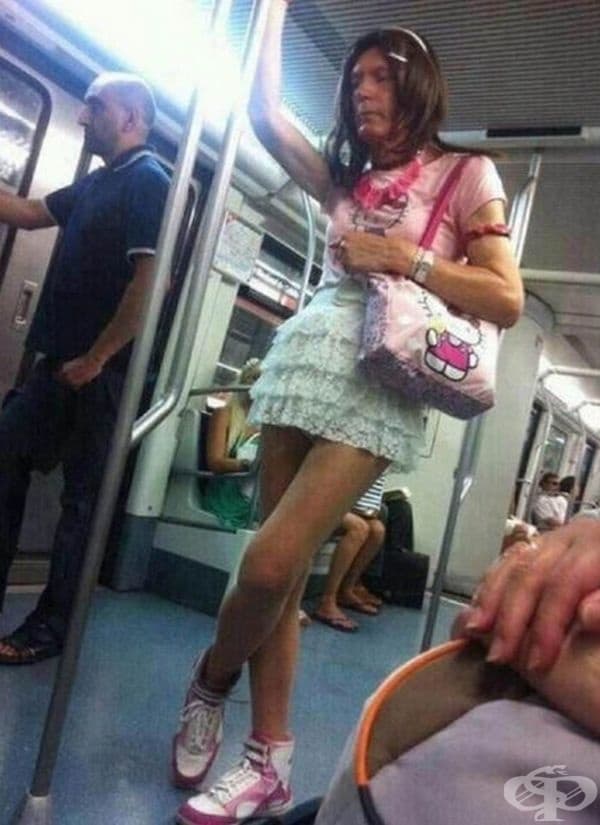 Той просто обича розово. И Hello Kitty.