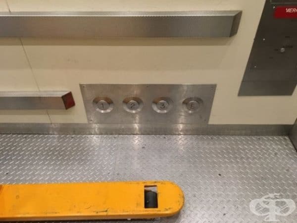 Този асансьор разполага с бутони на нивото на стъпалата, за да може да ги натиснете, ако ръцете ви са запълнени.
