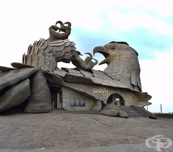 Снимка откъм входа в статуята.