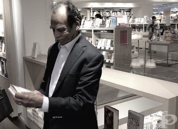Баща имигрант се завръща в книжарницата, където преди 60 години е научил английския език, за да вземе нов роман на сина си.