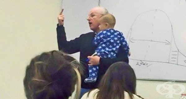 Студентка води бебето си в час, защото не може да си позволи да го остави на бавачка. Когато то започва да плаче, професорът го вдига на ръце и го успокоява през цялото време, без да прекъсва лекцията.
