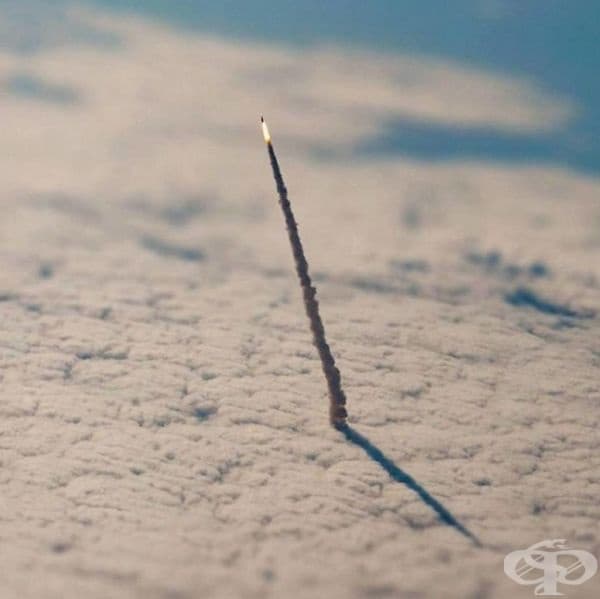 Космическа совалка от НАСА, напускаща атмосферата.