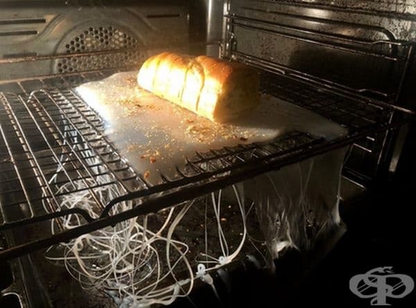 Да се надяваме, че героят в тази снимка е успял да почисти фурната от пластмасата.
