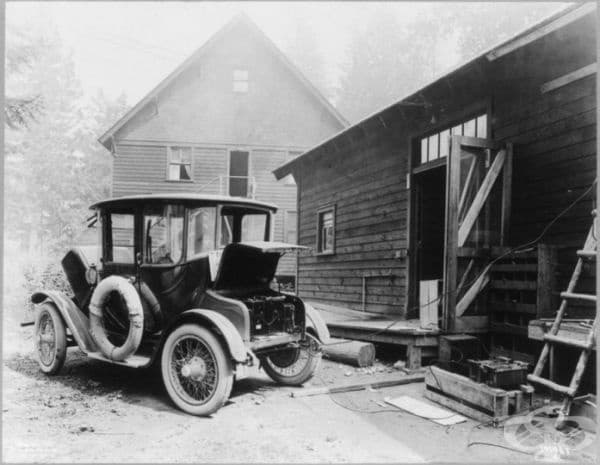 Електромобил, който се зарежда, 1919 г. Той е бил създаден от компанията Detroit Electric.