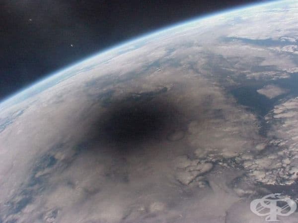 Лунна сянка над Земята по време на слънчево затъмнение.