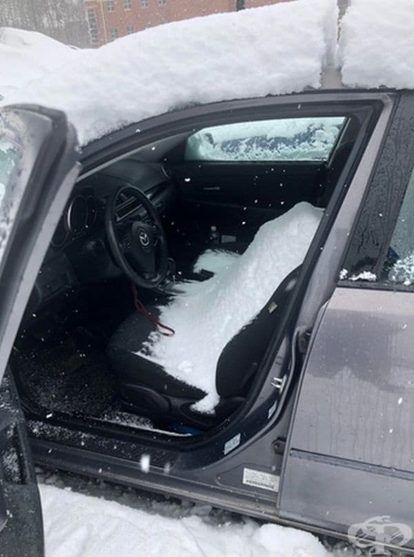 Някой е забравил вратата на автомобила отворена цяла нощ.