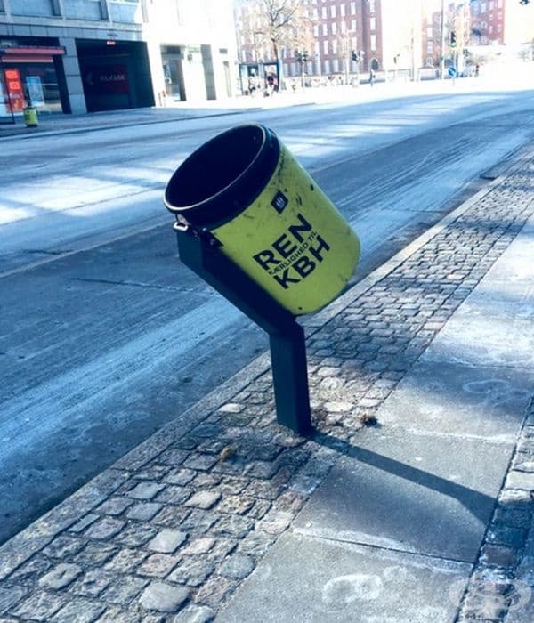 В Копенхаген кофите за боклук се поставени под ъгъл, за да могат велосипедистите удобно да изхвърлят боклука по време на каране.