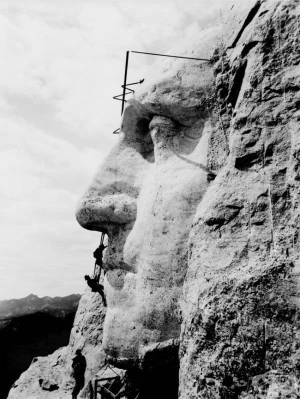 Карвинг на лицето на Джордж Вашингтон в Маунт Ръшмор, САЩ, 1932 г.