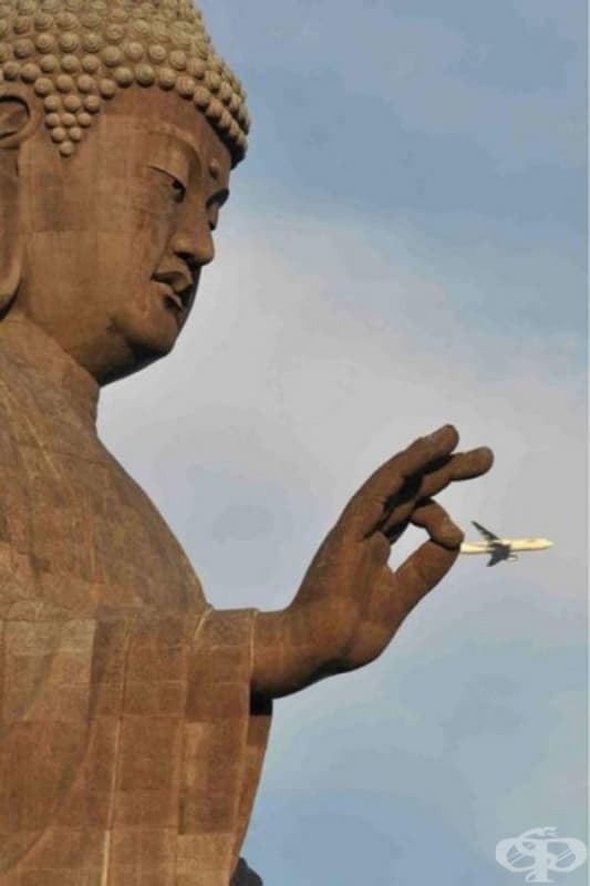 Статуята на Буда държи небрежно... самолет.