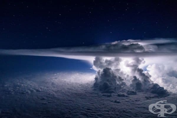 Образуване на гръмотевици - Изглед от самолет на 11 000 метра.