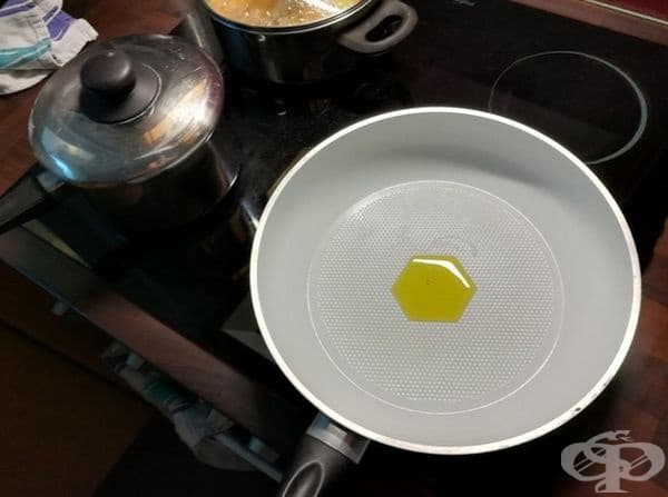 Малкото се е разтекло в тигана под формата на шестоъгълник.