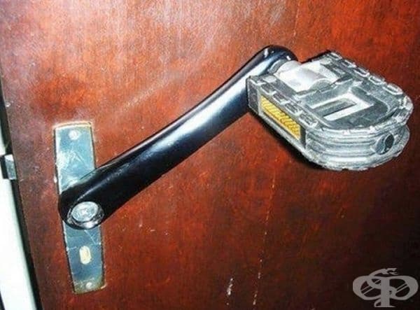 С ръка или с крак се отваря?