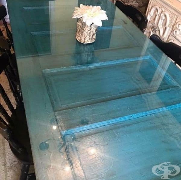 Е, нищо не можеш да направиш със старата си врата, нали? Какво ще кажете за нова кухненска маса?