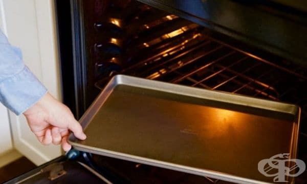 Как да запечете продукти без обръщане. Ако трябва да запечете зеленчуците от двете страни, просто предварително загрейте тавата, преди да поставите зеленчуците. В резултат на това ще се получат равномерно опечена гарнитура.