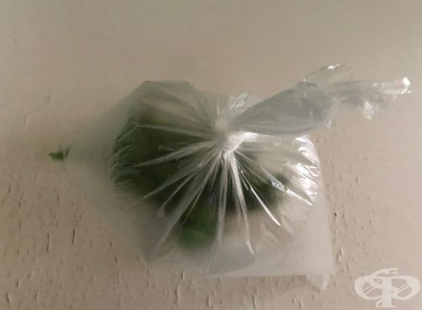 Съхранявайте зеленчуци свежи и ярки. Измийте и изсушете продуктите си. Сложете ги на дъното на найлонова торбичка, напълнете я с въздух и я завържете. Този метод ще ви помогне да поддържате зеленчуците свежи.