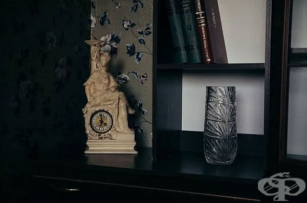 Стилен часовник, кристална ваза и разбира се книги.