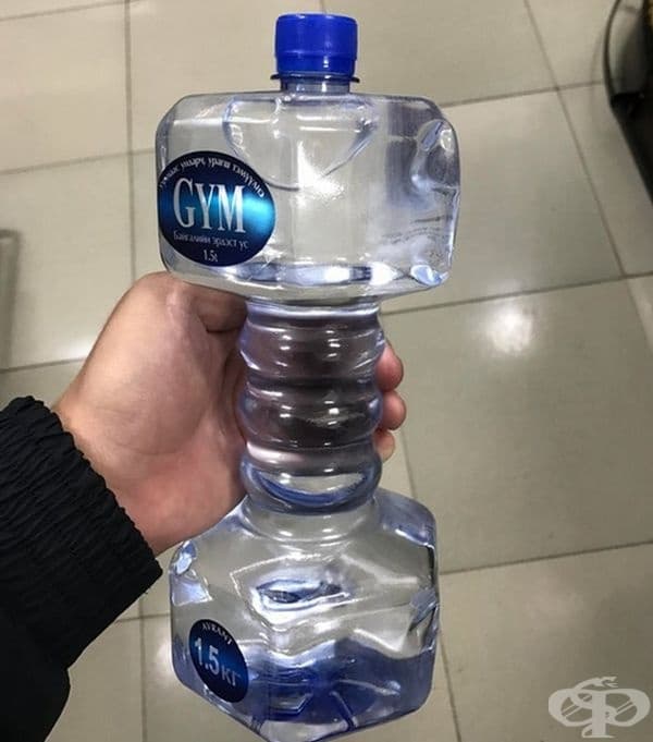Бутилирана вода, оформена като дъмбел.