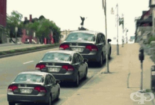 А тези автомобили са с еднакъв размер, просто наклонът създава погрешно впечатление.