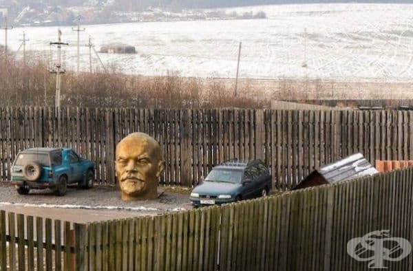 Интересно защо главата на Ленин е паркирана там.