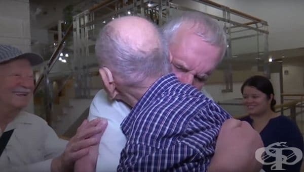 102-годишният оцелял мъж от Холокоста се среща с племенника си за пръв път. Щастливият момент е още по-силен, след като той си спомни, че цялото му семейство е загинало по време на Втората световна война.