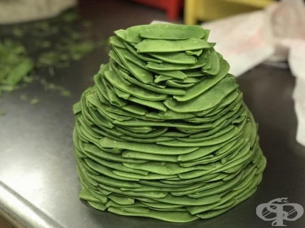 Нестандартна торта - не, това са шушулки от зелен грах, подредени в кула.