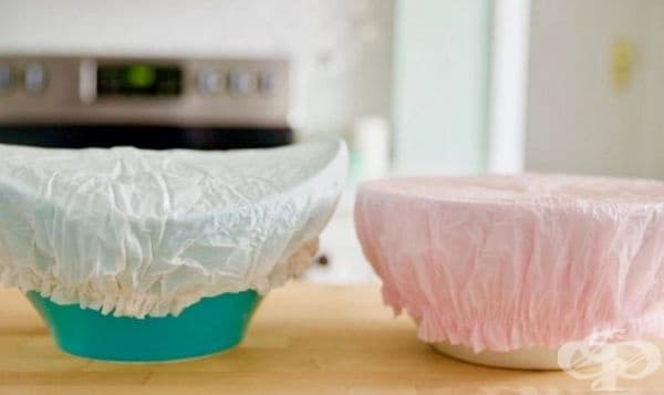 Няма нужда да използвате фолио за покриване на контейнери с продукти. Използвайте шапка за баня: те са удобни, лесни за прилагане и могат да се използват повторно.