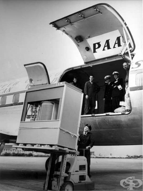 Зареждане на първия по рода си 5-мегабайтов твърд диск върху самолет PanAm, 1965г.
