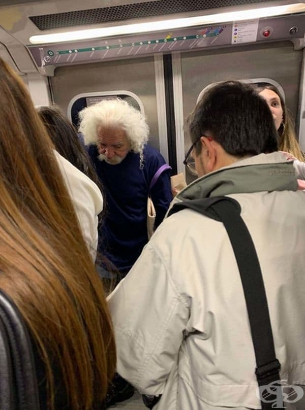 Айнщайн пътува във времето. Забелязан в метрото на Буенос Айрес