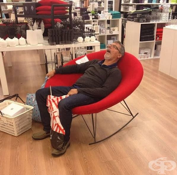 Скучаещи съпрузи в мола, които чакат жените им да приключат с покупките - 23 снимки от цял свят