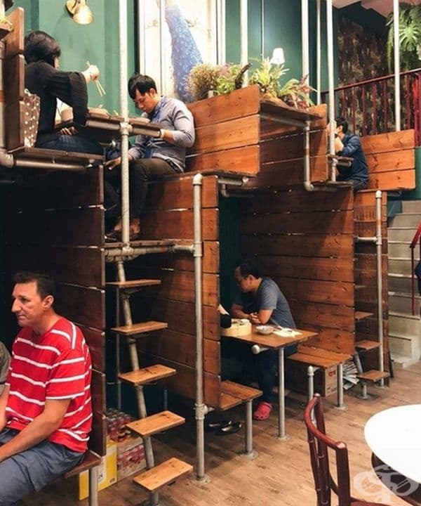 Интересен дизайн в ресторант. Така се пести място.