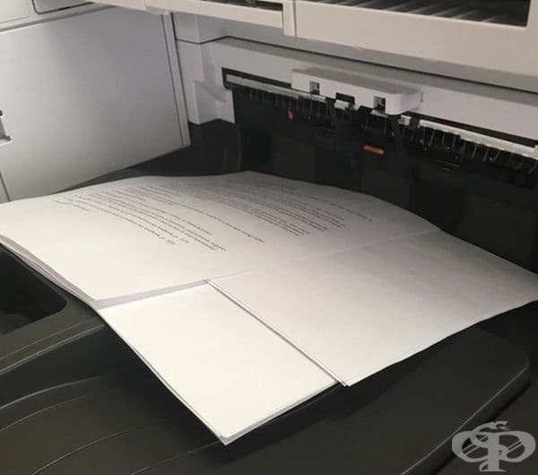 Принтер, който изкарва всеки документ в различна посока, за по-лесно използване на децата в училище.