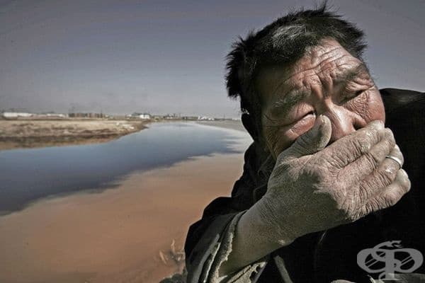 Жълтата река в Монголия миреше толкова силно, че е невъзможно да се стои до нея.