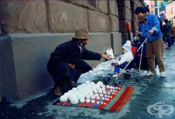 Мъж продава снежни топки 1983.