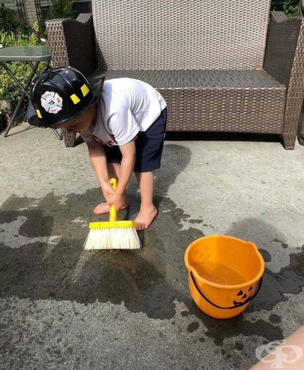 Боядисайте пода на пожарната с вода.