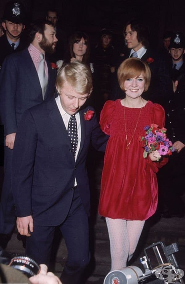 Сила Блек, 1969г. Английската звезда се появи на сватбата си с Боби Уилис с къса червена рокля от кадифе. Неочакваният избор явно им донесе късмет, защото двамата бяха женени повече от 30 години.