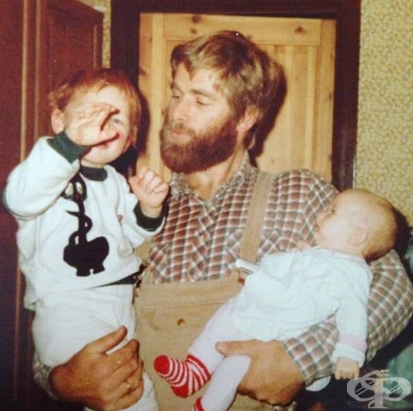 Топъл бащински поглед.