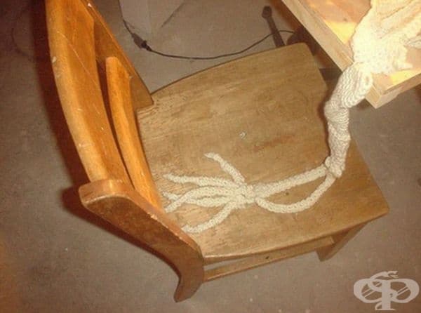 15 снимки на човешки скелет, изплетен на една кука