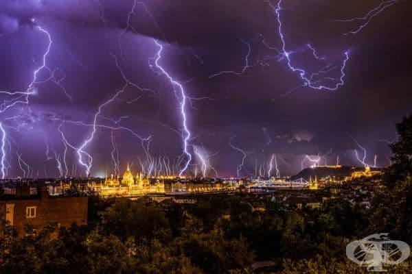 Мълнии над Будапеща, Унгария.