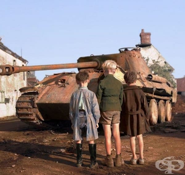 Три момчета от Франция наблюдават немски танк.