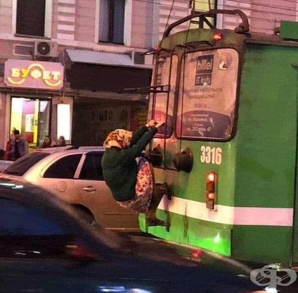Луда или екстремна баба? Вие решете.