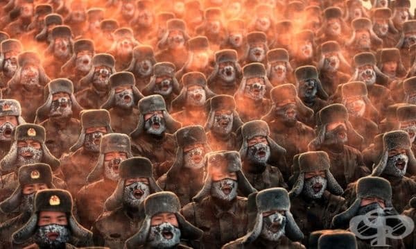 Военен полк на сутрешна тренировка в китайската провинция Хъйлундзян.