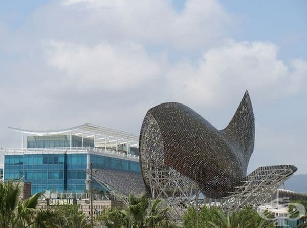 Скулптура на риба на входа на „Port Olimpic“, Барселона, Каталония, Испания