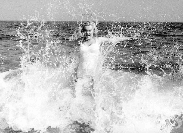 Мерилин Монро умира през 1962 г. от свръх доза наркотици, въпреки че според конспиративните теории причината за смъртта й и до днес не е напълно изяснена.