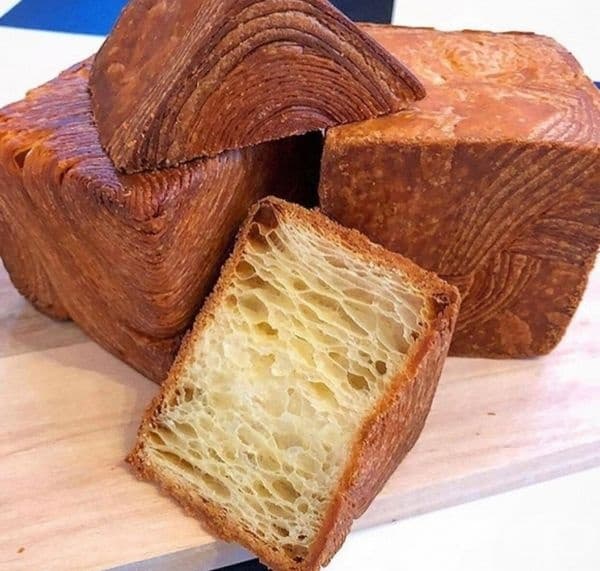 Кроасани, които приличат на дървени пръчки.