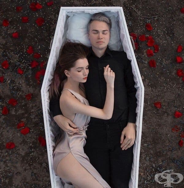 Темата за вечната любов също е актуална.