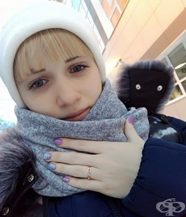 Какво наднича отзад?