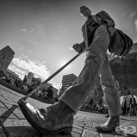 Фотограф снима хората отдолу и ги превръща в "гиганти"