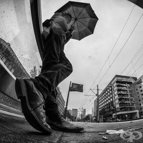 Фотограф снима хората отдолу и ги превръща в "гиганти"