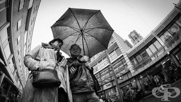 Фотограф снима хората отдолу и ги превръща в "гиганти"