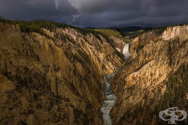 Фотографии и картини на гледки като тази - Гранд каньон на Йелолстоун – вдъхновяват Конгреса да създаде парка през 1872. Това е една революционна стъпка.